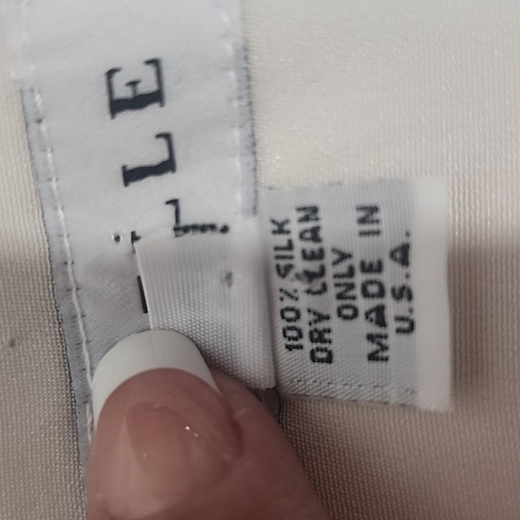 Emmelle Silk Cream Sleeveless Top with Round Neckline. M - Picture 10 of 11